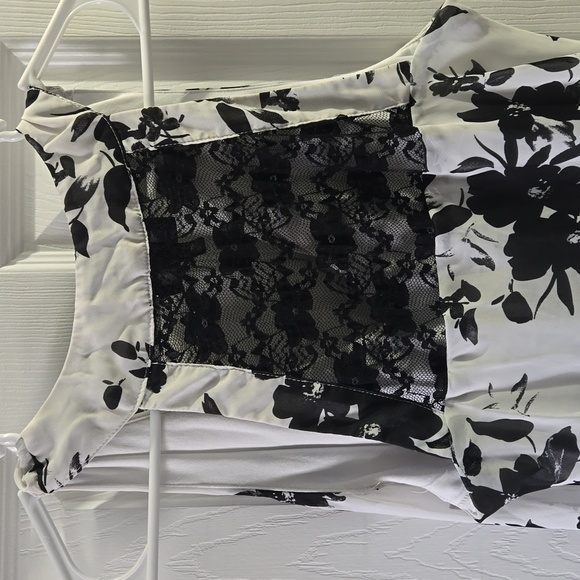 Sleeveless Blouse - Picture 3 of 4